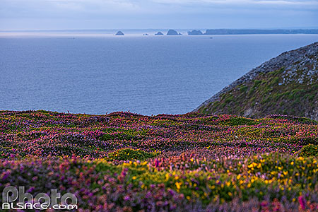 Photo : Vue sur les Tas de Pois depuis le Cap de la Chèvre, Crozon, Parc naturel régional d'Armorique, Finistère (29), Bretagne, France