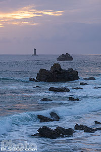 Photo : Phare du Four depuis la presqu'île Saint-Laurent, Porspoder, Finistère (29), Bretagne, France
