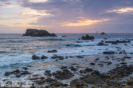 Photo : Phare du Four depuis la presqu'île Saint-Laurent, Porspoder, Finistère (29), Bretagne, France
