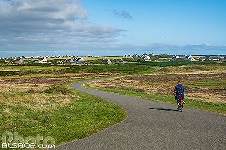 Photo : Cycliste sur l'Ile d'Ouessant, Finistère (29), Bretagne, France