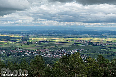 Photo : La plaine d'Alsace vue depuis le rocher du Maennelstein, Barr, Bas-Rhin (67)