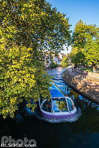Photo : Bateau mouche sur l'Ill dans le quartier de la Petite France, Strasbourg, Bas-Rhin (67)