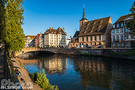 Photo : L'Ill et l'église Saint-Nicolas, Strasbourg, Bas-Rhin (67)