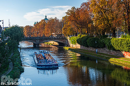 Photo : Bateau mouche avec des touristes sur le canal du Faux-Rempart, Strasbourg, Bas-Rhin (67)