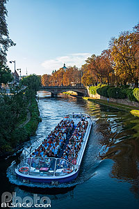 Photo : Bateau mouche avec des touristes sur le canal du Faux-Rempart, Strasbourg, Bas-Rhin (67)