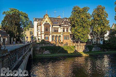 Photo : Ancienne villa Ritleng au bord du canal du Faux-Rempart, Strasbourg, Bas-Rhin (67)