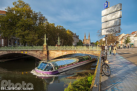 Photo : Bateau-mouche Nuée Bleue sur l?Ill, passant sous le pont Saint-Guillaume, Strasbourg, Bas-Rhin (67)