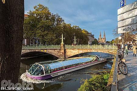 Photo : Bateau-mouche Nuée Bleue sur l?Ill, passant sous le pont Saint-Guillaume, Strasbourg, Bas-Rhin (67)