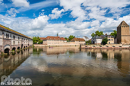 Photo : Barrage Vauban, L'INSP (ex-ENA) et les Ponts Couverts, Quartier de la Petite France, Strasbourg, Bas-Rhin (67)