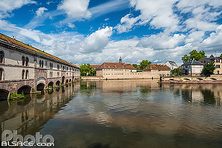 Photo : Barrage Vauban et l'INSP (ex-ENA), Quartier de la Petite France, Strasbourg, Bas-Rhin (67)