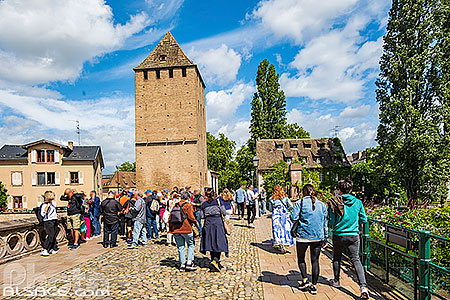 Photo : Touristes sur les ponts Couverts de Strasbourg, Quartier de la Petite France, Strasbourg, Bas-Rhin (67)