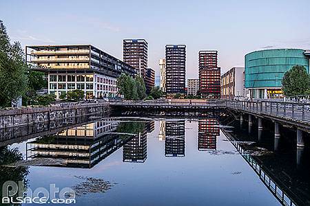 Photo : Les tours Black Swans et les Dock's au crépuscule, Presqu'Île Malraux, Strasbourg, Bas-Rhin (67), Alsace, France