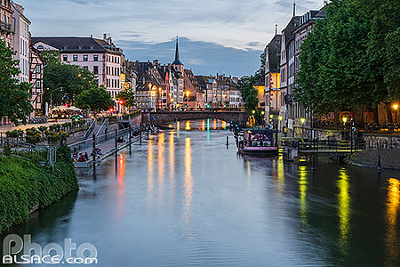Photo : L'Ill et le Pont du Corbeau la nuit, Strasbourg, Bas-Rhin (67), Alsace, France