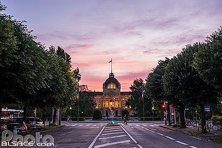 Photo : Avenue de la Liberté et le Palais du Rhin la nuit, Strasbourg, Bas-Rhin (67), Alsace, France