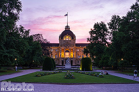 Photo : Illumination du Palais du Rhin la nuit, Place de la République, Strasbourg, Bas-Rhin (67), Alsace, France
