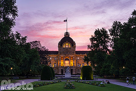 Photo : Illumination du Palais du Rhin la nuit, Place de la République, Strasbourg, Bas-Rhin (67), Alsace, France