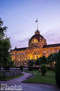 Photo : Illumination du Palais du Rhin la nuit, Place de la République, Strasbourg, Bas-Rhin (67), Alsace, France