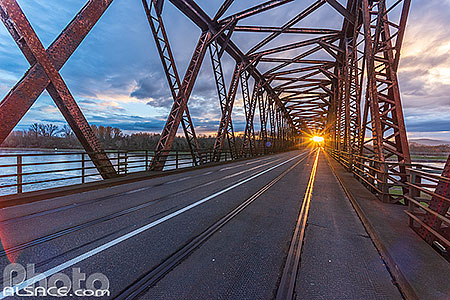 Photo : Rheinbrücke Wintersdorf (en allemand) ou Pont de Beinheim (en français) au-dessus du Rhin entre la France et l'Allemagne, Bas-Rhin (67), Alsace, France