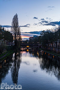 Photo : Canal du Faux-Rempart la nuit, Strasbourg, Bas-Rhin (67), Alsace, France