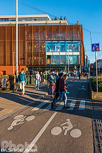 Photo : Piste cyclable et magasin Primark au centre ville de Strasbourg, Pont de Paris, Strasbourg, Bas-Rhin (67)