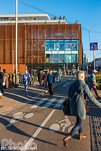 Photo : Piste cyclable et magasin Primark au centre ville de Strasbourg, Pont de Paris, Strasbourg, Bas-Rhin (67)