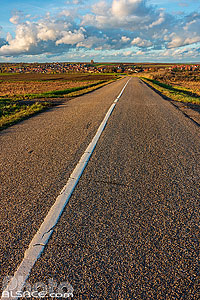 Photo : Route D221 et village de Breuschwickersheim, Bas-Rhin (67)