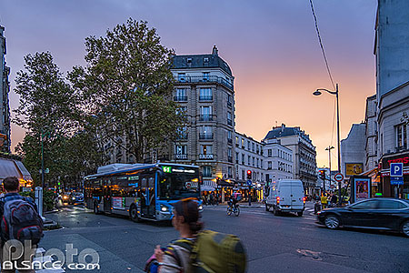 Photo : Carrefour entre la rue de Charonne et l'avenue Ledru Rollin au crépuscule, Paris (75011)