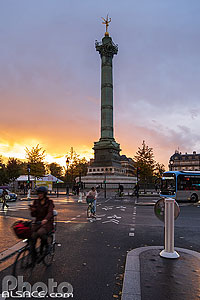 Photo : Piste cyclable et colonne de Juillet au crépuscule, Place de la Bastille, Paris (75004)