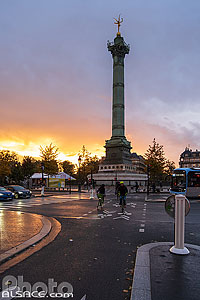 Photo : Piste cyclable et colonne de Juillet au crépuscule, Place de la Bastille, Paris (75004)