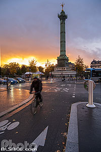 Photo : Piste cyclable et colonne de Juillet au crépuscule, Place de la Bastille, Paris (75004)