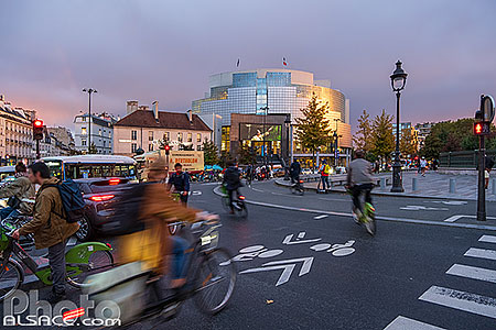 Photo : Cyclistes place de la Bastille, Paris (75004), Ile-de-France, France
