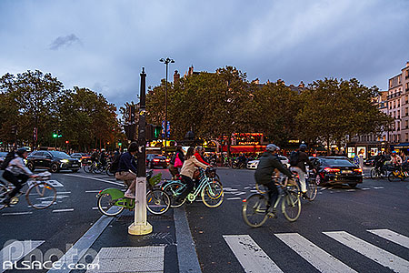 Photo : Cyclistes place de la Bastille, Paris (75004), Ile-de-France, France