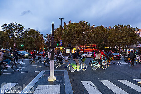 Photo : Cyclistes place de la Bastille, Paris (75004), Ile-de-France, France