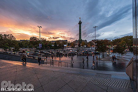 Photo : L'escalier de l'Opéra Bastille et la place de la Bastille au crépuscule, Paris (75012)