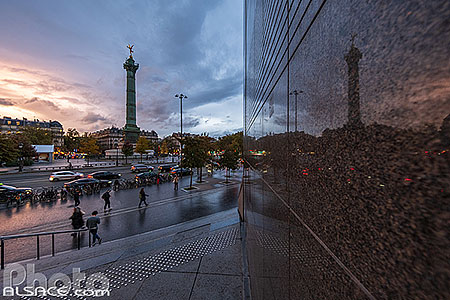 Photo : L'escalier de l'Opéra Bastille et la place de la Bastille au crépuscule, Paris (75012)