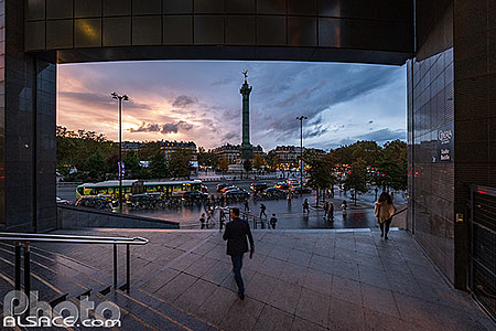 Photo : L'escalier de l'Opéra Bastille et la place de la Bastille au crépuscule, Paris (75012)