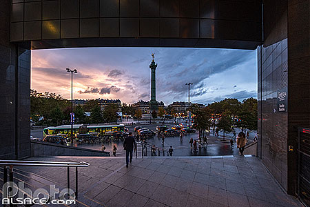 Photo : L'escalier de l'Opéra Bastille et la place de la Bastille au crépuscule, Paris (75012)