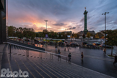 Photo : L'escalier de l'Opéra Bastille et la place de la Bastille au crépuscule, Paris (75012)