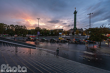 Photo : L'escalier de l'Opéra Bastille et la place de la Bastille au crépuscule, Paris (75012)