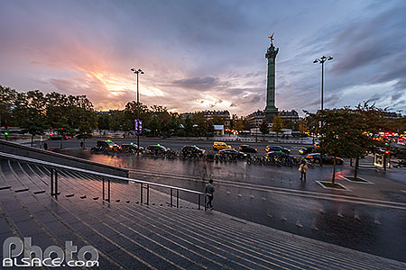 Photo : L'escalier de l'Opéra Bastille et la place de la Bastille au crépuscule, Paris (75012)