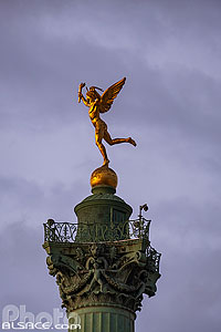 Photo : Le Génie de la Liberté au sommet de la colonne de Juillet, Place de la Bastille, Paris (75004)