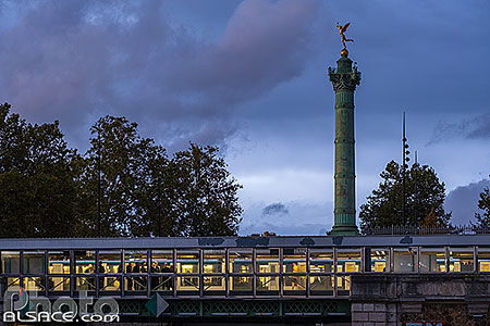 Photo : Station de métro Bastille et la colonne de Juillet, Place de la Bastille, Paris (75004)