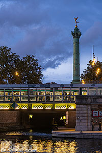 Photo : Bassin de l'Arsenal, station de métro Bastille et la colonne de Juillet, Place de la Bastille, Paris (75004)