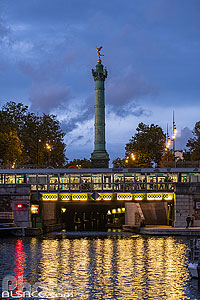 Photo : Bassin de l'Arsenal, station de métro Bastille et la colonne de Juillet, Place de la Bastille, Paris (75004)