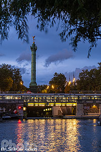 Photo : Bassin de l'Arsenal, station de métro Bastille et la colonne de Juillet, Place de la Bastille, Paris (75004)