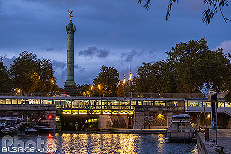 Photo : Bassin de l'Arsenal, station de métro Bastille et la colonne de Juillet, Place de la Bastille, Paris (75004)