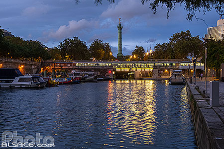 Photo : Bassin de l'Arsenal, station de métro Bastille et la colonne de Juillet, Place de la Bastille, Paris (75004)
