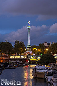 Photo : Bassin de l'Arsenal la nuit et en arrière plan la colonne de juillet de la place de la Bastille, Paris (75004)