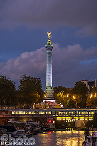 Photo : Bassin de l'Arsenal la nuit et en arrière plan la colonne de juillet de la place de la Bastille, Paris (75004)