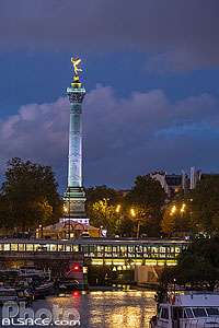Photo : Bassin de l'Arsenal la nuit et en arrière plan la colonne de juillet de la place de la Bastille, Paris (75004)